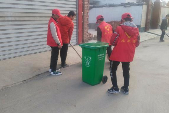 人们站在一起低可信度描述已自动生成